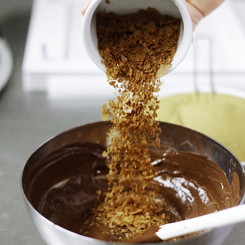 Préparation maison chocolat praliné aux noisette et crêpe dentelle. Chocolat au lait, par notre chocolatier Cavaletti Paris.