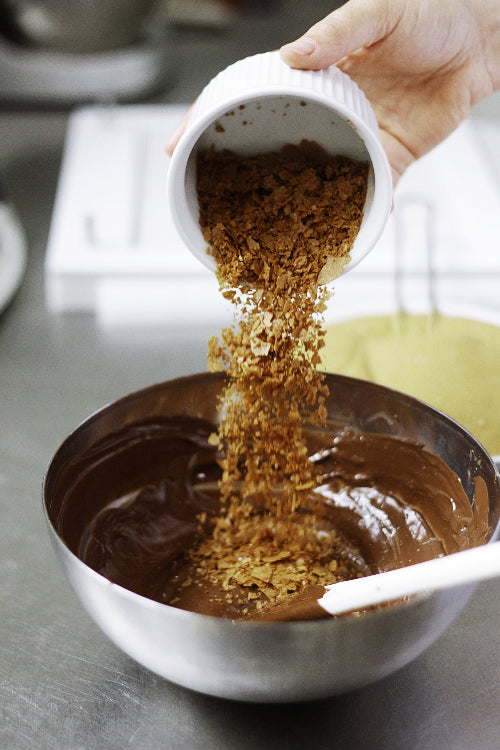 Préparation maison chocolat praliné aux noisette et crêpe dentelle. Chocolat au lait, par notre chocolatier Cavaletti Paris.