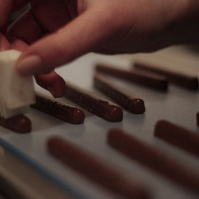 Notre maitre chocolatier de Neuilly, Sophie Basselier, confectionne à la main ses chocolats en barres pralinées.