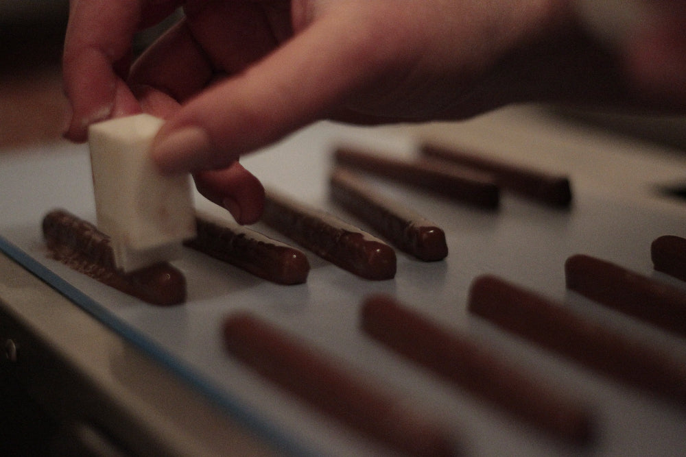 Notre maitre chocolatier de Neuilly, Sophie Basselier, confectionne à la main ses chocolats en barres pralinées.