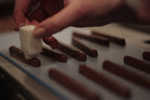 Notre maitre chocolatier de Neuilly, Sophie Basselier, confectionne à la main ses chocolats en barres pralinées. 