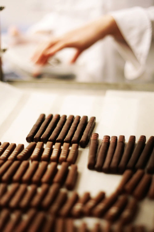 Chocolat praliné en forme originale de barres. Elégantes, fines pour une dégustation haut de gamme. Réalisées à la main par notre chocolatier Cavaletti Paris
