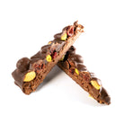 Barre pralinée façon mendiant au chocolat, pistache, cranberries et amandes. Un barre chocolatée de luxe pur les fins gourmands. par Cavaletti Paris croquant et fondant 