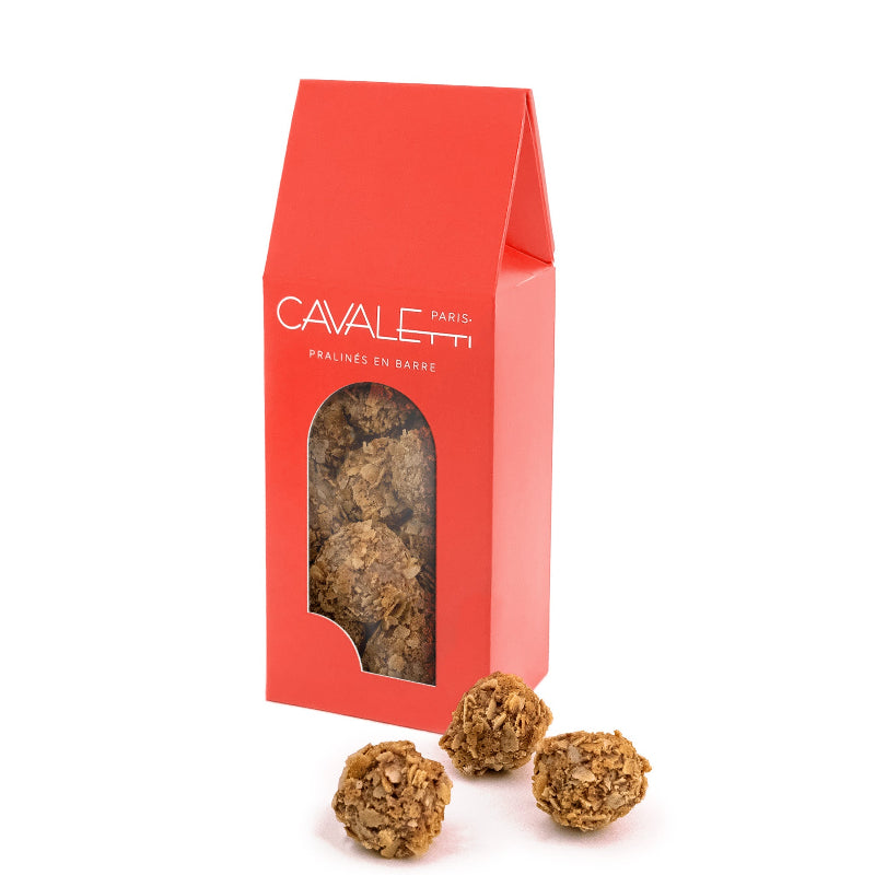 Truffes au chocolat Praliné, recette inédite de Cavaletti Paris. Fabrication artisanle dans notre atelier à Neuilly sur seine, près de Paris. Enrobage crèpe dentelle. 