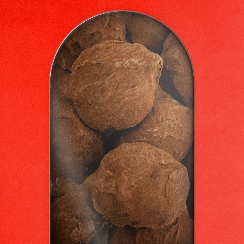 Truffe au chocolat noir, coeur ganache par Cavaletti paris. enrobée de poudre de chocolat cacao.  