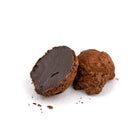 Truffe au chocolat noir, coeur fondant en ganache par Cavaletti Paris. Réalisées  à la main dans notre atelier près de Paris. 