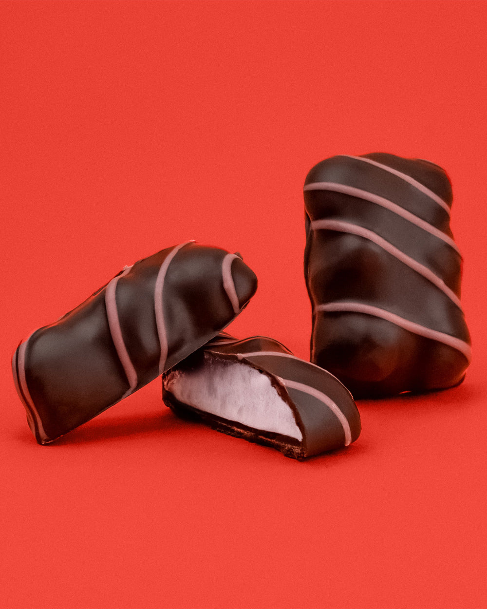 Oursons Guimauve enrovée de chocalat noir et garniture rose framboise. Une création nouvelle par Cavaletti Paris, maitre chocolatier à Neuilly. 