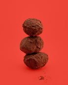 Truffe au chocolat noir, coeur ganache par Cavaletti paris. Réalisée  à la main dans notre atelier près de Paris. enrobées d'un cacao délicat. 