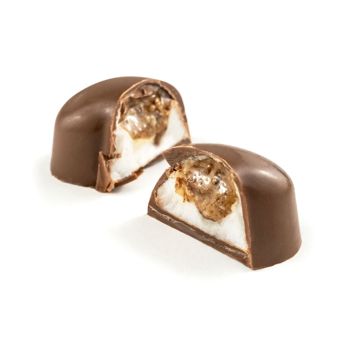 coeur fondant de guimauve à la vanille enrochée de chocolat en forme de coeur et ornée d'u coeur en praliné, à offrir à la saint valentin ou pour la fête des mères. 