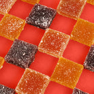 Pates de fruits artisanales, réalisées à la main par Cavaletti Paris dans son atelier de Neuilly. Saveur framboise, pêche, passion. glaçage au sucre. 