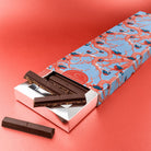 Calendrier de l'avent originale sous forme de tablette de 24 chocolats pralinés par Cavaletti Paris. un étui au design moderne et artistique pour offrir.  Barre fourées au pralinés. 6 recettes exclusives.