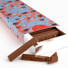 Calendrier de l'avent originale sous forme de tablette de 24 chocolats pralinés par Cavaletti Paris. les barres sont fourrées au pralinées, avec une recette par jour. 