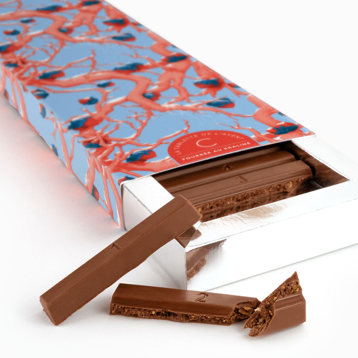 Calendrier de l'avent originale sous forme de tablette de 24 chocolats pralinés par Cavaletti Paris. les barres sont fourrées au pralinées, avec une recette par jour. 