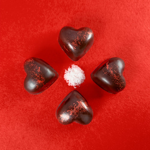 Coffret Cavaletti Paris Coeurs au chocolat noir fourrés au praliné à l'ancienne, et pointe de fleur de sel pour la fête des mères ou la Saint Valentin. 